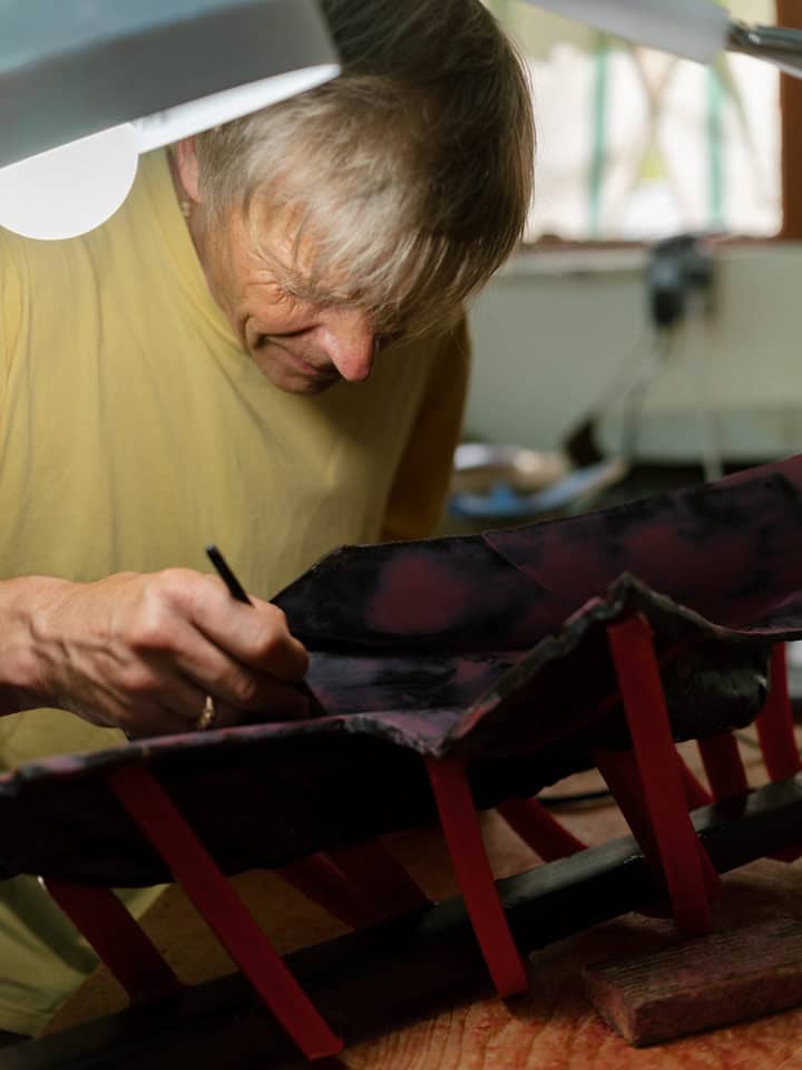 Hand-finishing wax model, bronze statue casting process