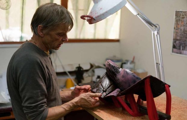 Hand-finishing wax model, bronze statue casting process